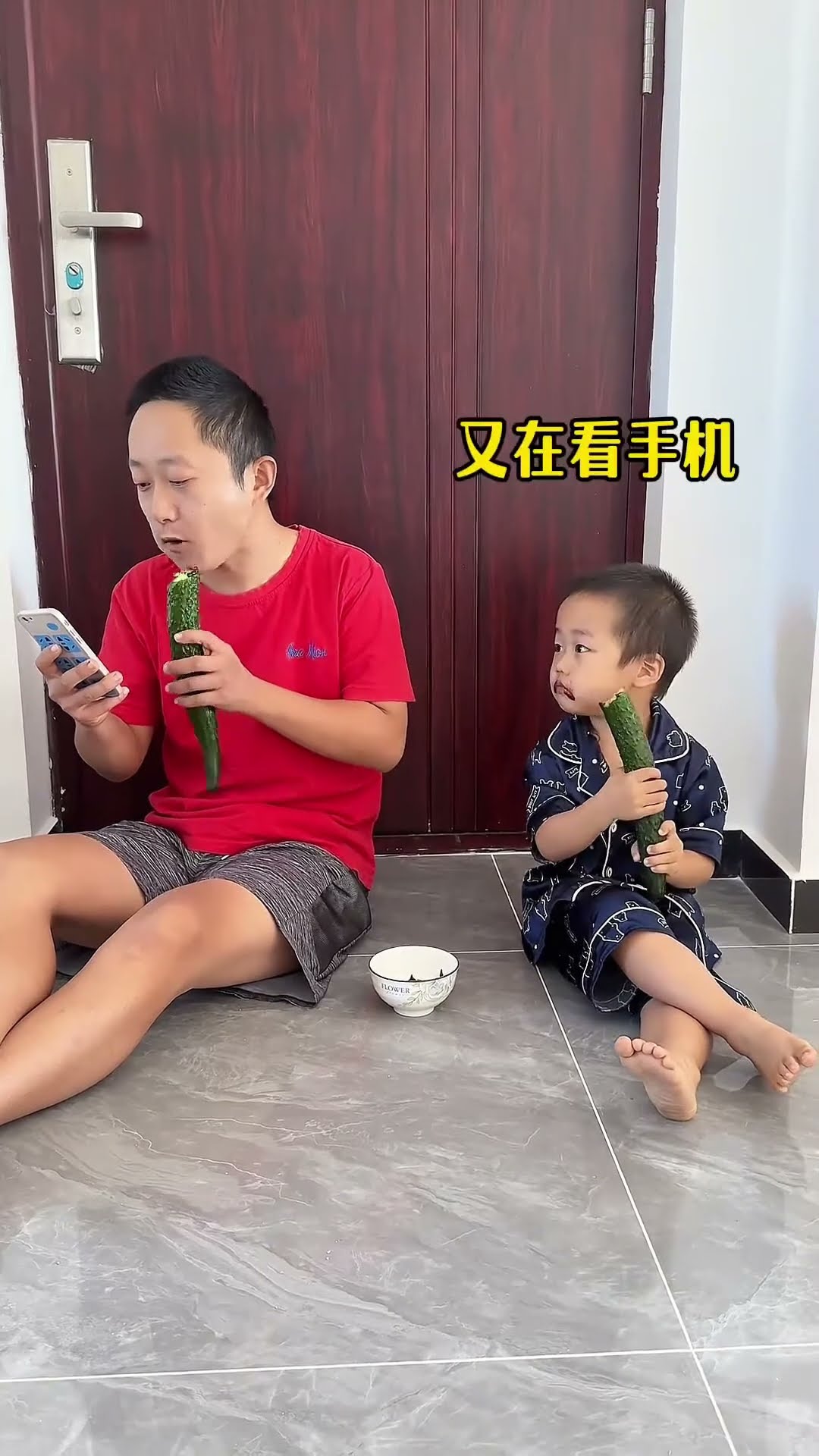 爸爸看手机入迷了，逗逗他#Cute baby#Cute#呆萌小米宝#聪明宝宝#萌娃