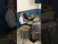 Olha esse menino tocando bateria!