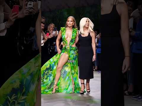 This Versace dress is the reason Google Images was created.💚✨#jenniferlopez #versace