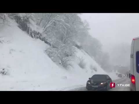 რიკოთის უღელტეხილზე სატვირთო ავტომობილები გადაადგილებას ვერ ახერხებენ
