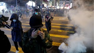 Manifestants et policiers s'affrontent à Hong Kong malgré Noël