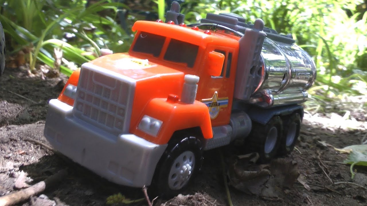 BACKYARD CARS AND TRUCKS CRASHES AND MORE! KIDS PLAYING BACKYARD CARS AND TRUCKS CRASHES AND MORE! KIDS PLAYING