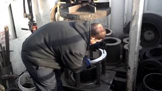 Pressing a solid forklift tire FLT