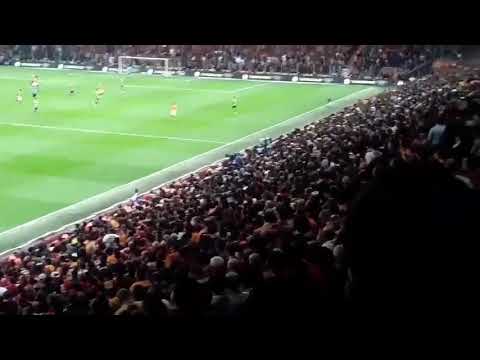 Galatasaray'lı bir taraftar, FENERBAHÇE tribününü dinleyen Galatasaray tribününe isyan ediyor.