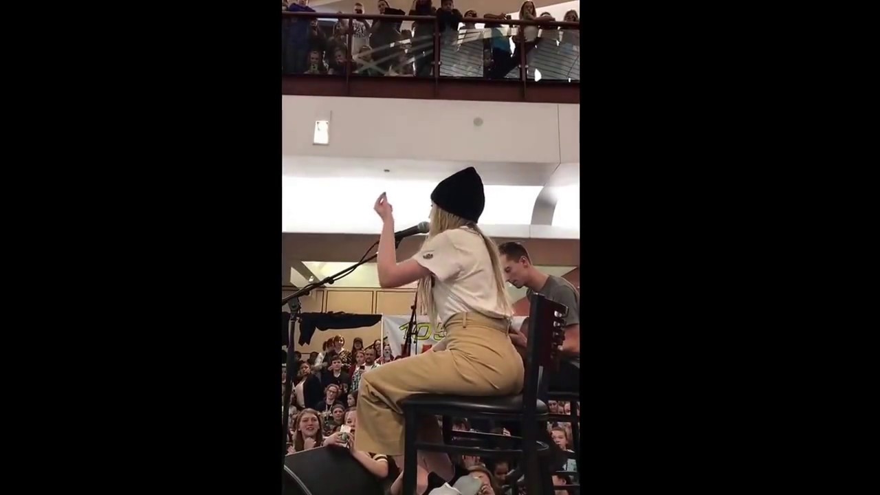 Sabrina Carpenter at Rivertown Crossings Mall