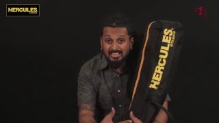 HERCULES® SS200BB Atril Parlantes Par Con Funda Transporte video