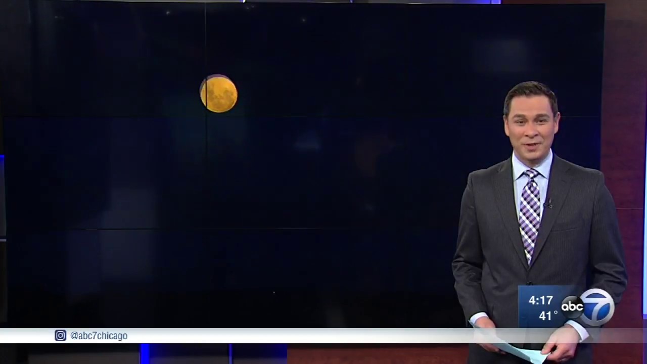 Super Blue Blood Moon appears in Chicago sky