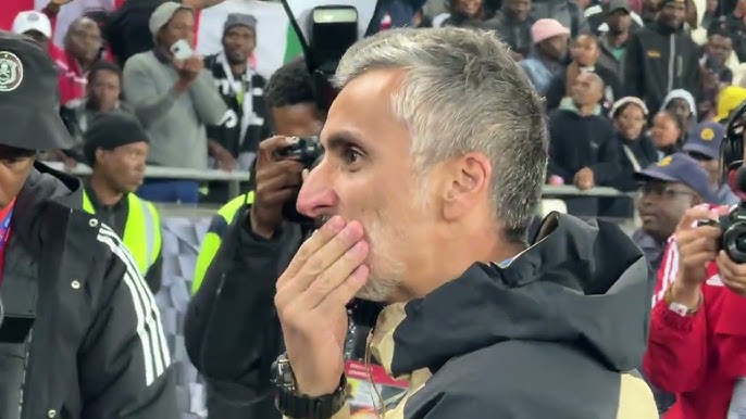 A seemingly emotional Jose Riverio says bye to Orlando pirates faithful fans in his last game. - YouTube