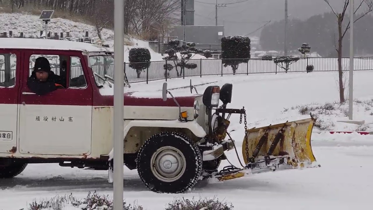 群馬県高山村で三菱ジープ（J30系 デリバリワゴン？）による雪かきに 