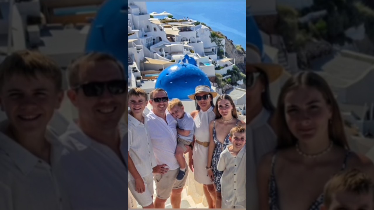 WE FOUND THE MOST ICONIC VIEW IN GREECE! 🇬🇷🤯 #Santorini #GreeceTravel #Shorts