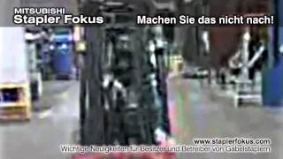 Kameramann bei Stunt mit Gabelstapler erfasst by Mitsubishi Stapler Fokus 1,247 views 10 years ago 44 seconds