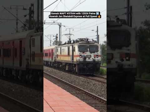 Gomoh WAP7 #37044 with 12024 Patna ➡️ Howrah Jan Shatabdi Express at Full Speed 🔥 #shorts