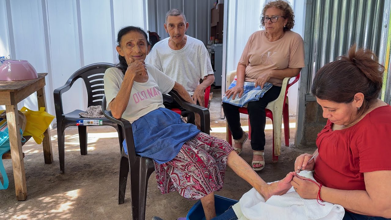 LA ABUELITA ELBA NO SABE QUE ES UN PEDICURE 