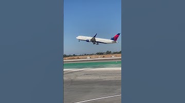 Delta Air Lines Boeing B767-300 Takeoff #aviation #planespotting #airport #airplane #takeoff