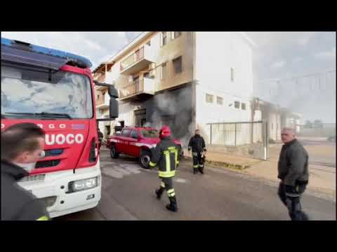 Incendio in via Cosmano a Foggia, distrutto deposito di negozio di articoli per la casa