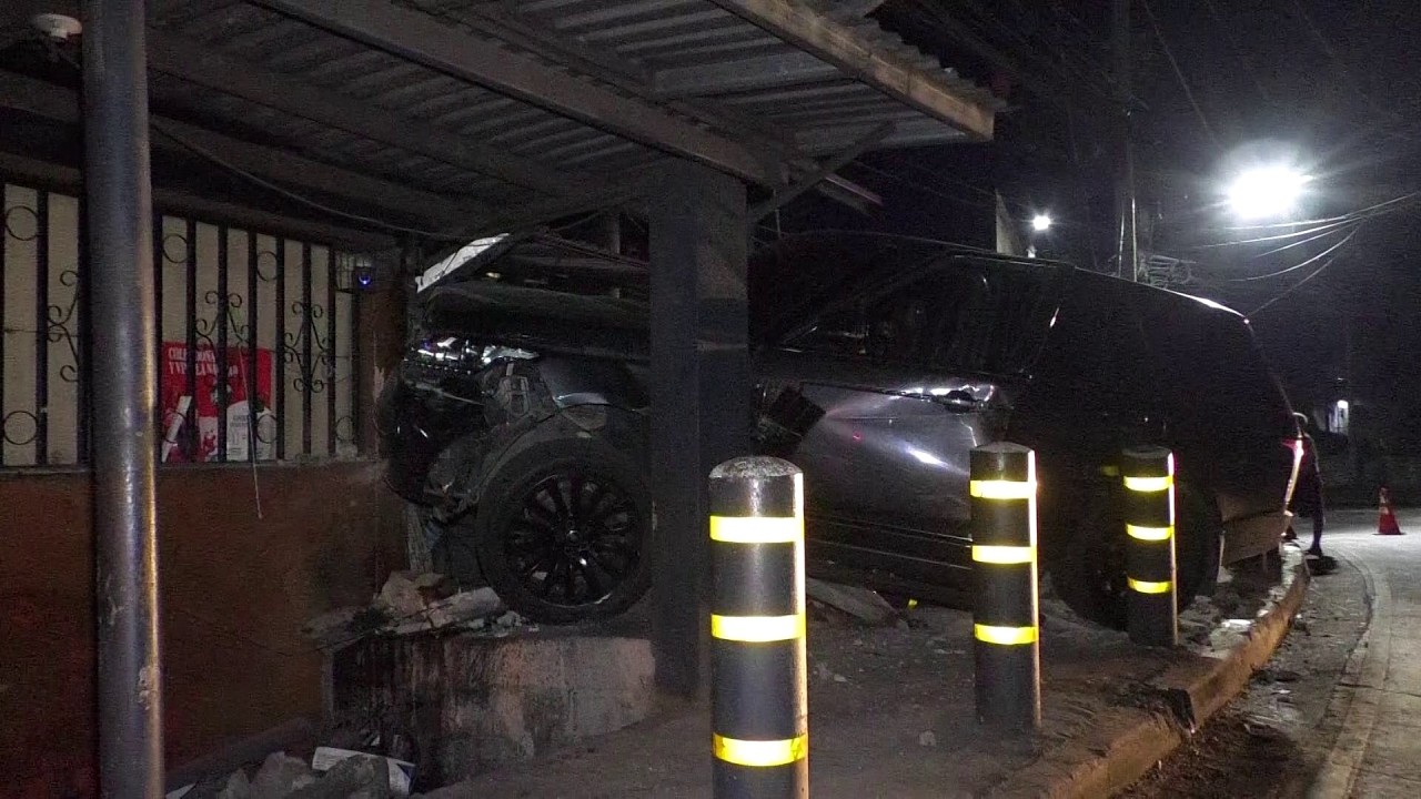 Vehículo impacta contra vivienda en accidente de tránsito