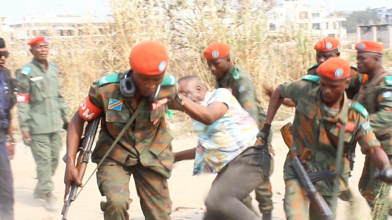 🚨Démolition à Baie de Ngaliema : un papa défie le coordonnateur devant les militaires