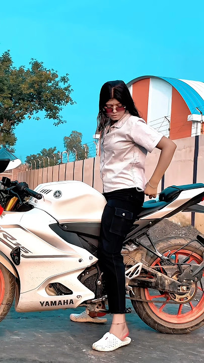 Fasari laga le 😂 #barsarani #bhojpuri #yamaha #trending #bikegirl #rider #biker #walk #whitebeauty