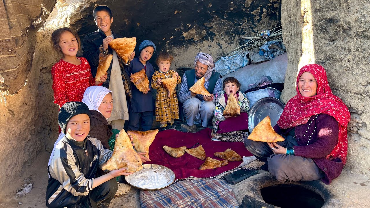 #cooking Bulaani Tandoori in Cave | Afghanistan village family | Afghan village food