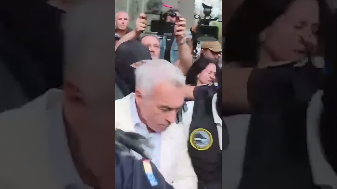 Călin Georgescu a fost reținut de DIICOT. A fost dus în arest cu cătușe la mâini