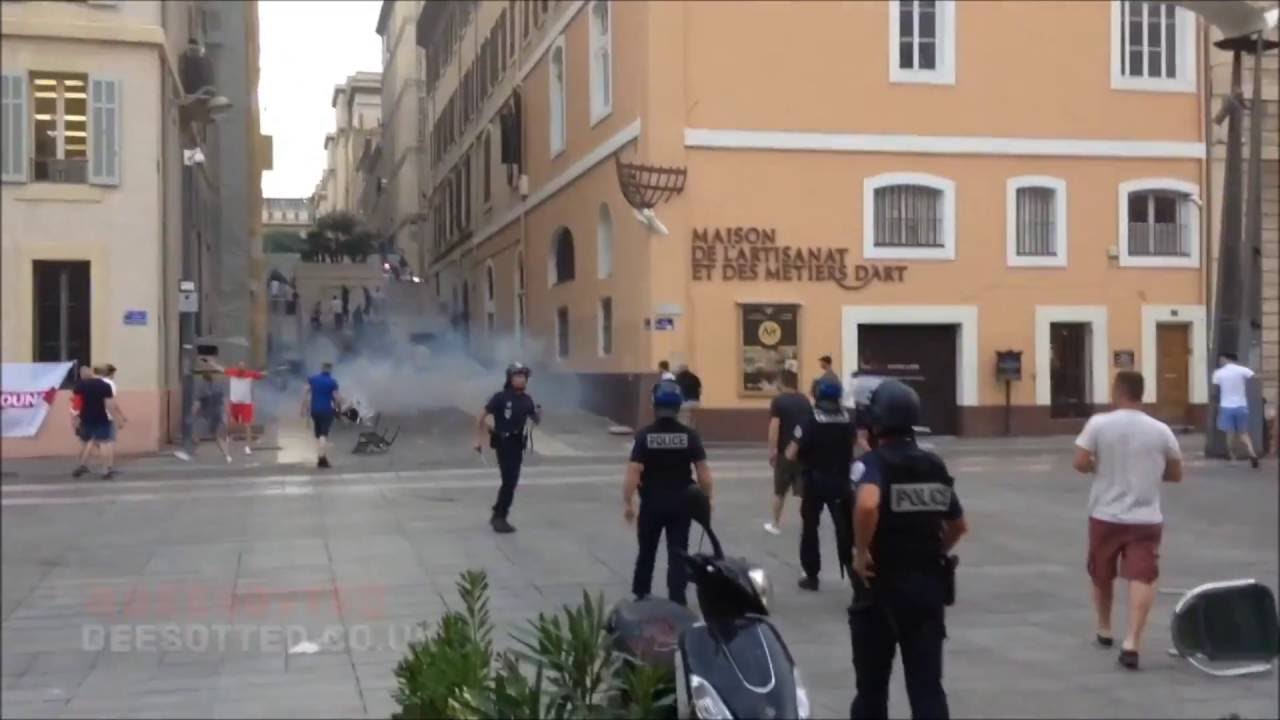 Euro 2016 Fight Hooligan England with marseille fans and russian hooligan after