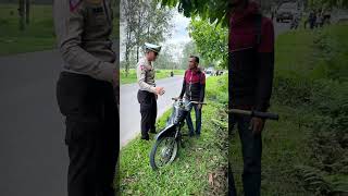 Pakai helem ya, Banyak kegunaan helem, klu jatuh ke aspal masih ada pelindung, #fyp #viral #reels