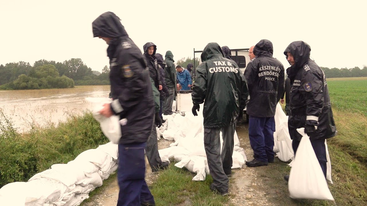 Árvízi védekezés Körmenden, légifelvételekkel - felhőszakadásban is rakták a homokzsákokat