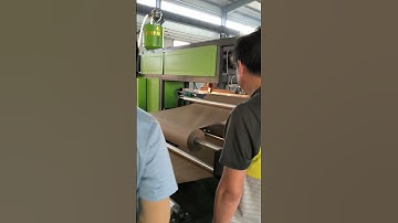 The extrusion laminating machine laminates EPE foam sheet and kraft paper laminating