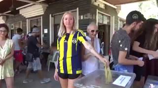 Mini Şortlu Fenerbahçeli Kız