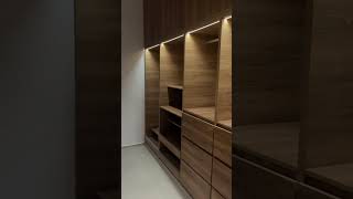vestidor con espejo y luz led integrada. #muebles