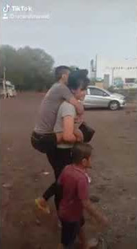 Subhanallah Ibu Bhayangkari menggendong suami yang lumpuh