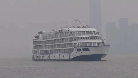 Cruise Ship Arrives in Wuhan to Accommodate Frontline Medical Workers - DayDayNews