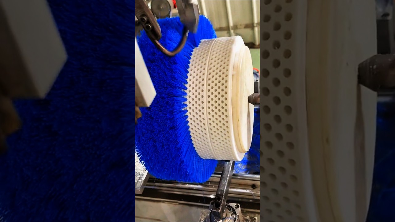 Automated machine for the production of round brushes 