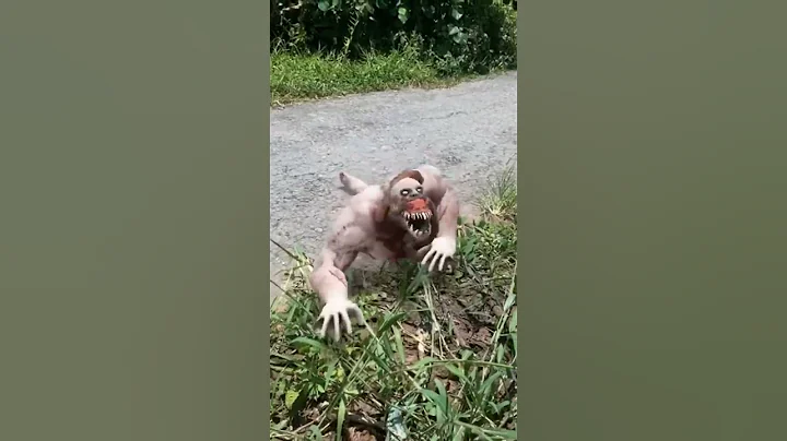Chuẩn bị đi tìm khủng long thì phát hiện quái vật zombie.