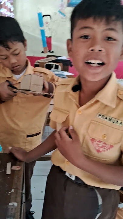 Uzan kreatif buat truk mainan dari kardus