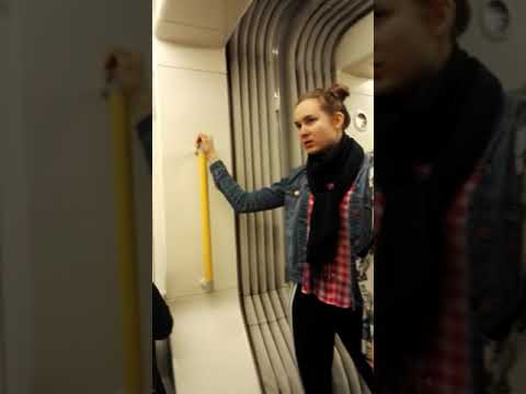 Video: Alusvaatteet Lontoon metroasemalla herättivät