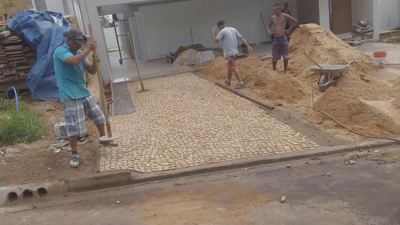 Calçada com pedra portuguesa na coŕ amarela e preta
