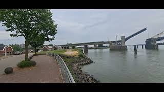 De Papendrechtsche brug gaat open voor een zeiljacht