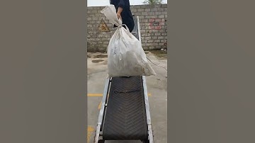 Belt conveyors. Foldable in the middle. There are wheels in the front and rear that can be moved an