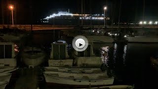 Observar al buque Galicia en la oscuridad de la bahía es una gozada