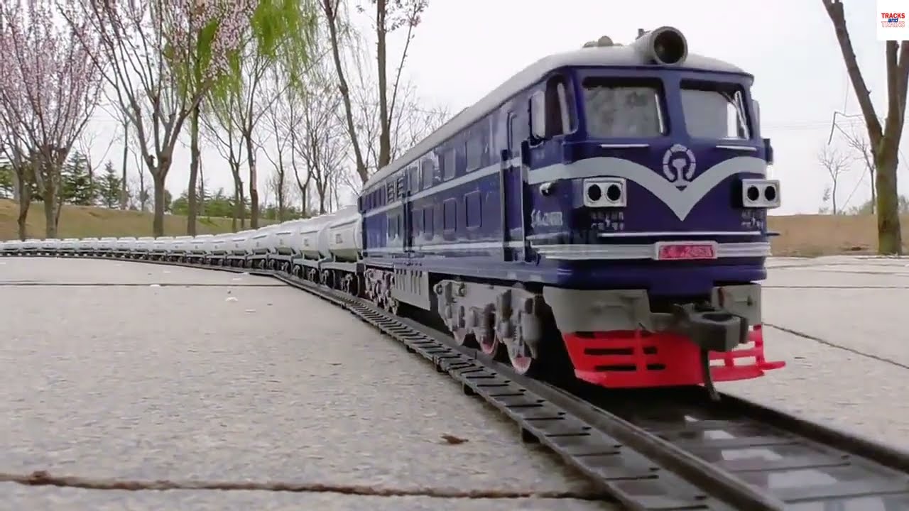 Super Long Type 27 Triple Dome Oil Tanker Cars Are Transporting By HO Scale DF4 Model Train