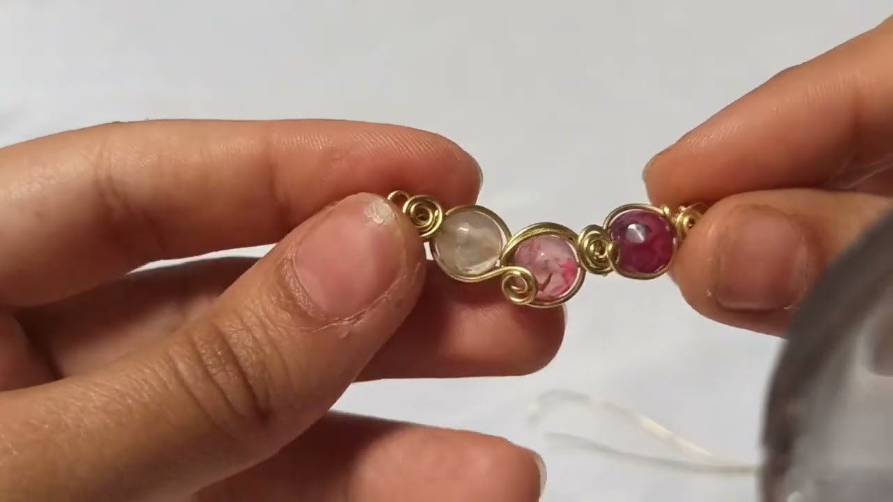 گردنبند مفتولی با مهره یا سنگ سوراخ دار