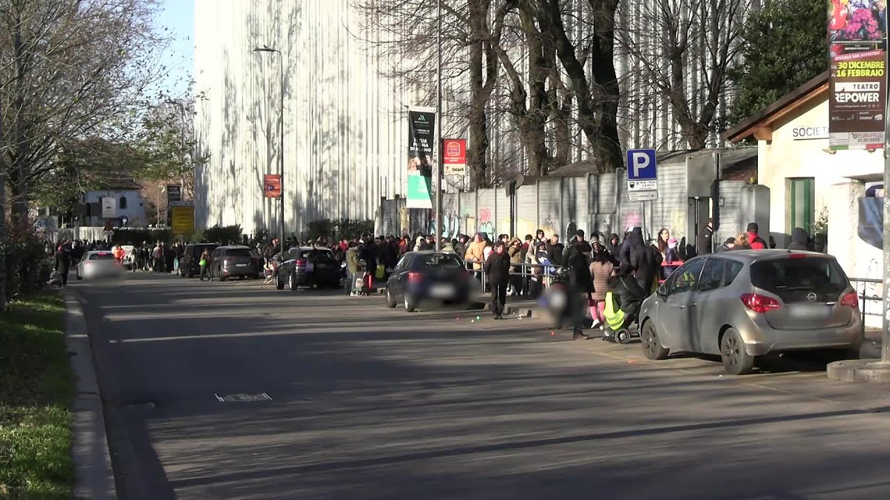 Natale, la coda infinita da Pane Quotidiano a Milano: 
