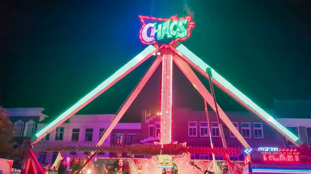 Afbouwen transport kermis Gouda deel 2 van 3 de eerste vrachtwagens gaan weg