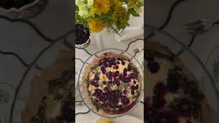 Самый вкусный пирог со щавелем, творогом и ягодами.