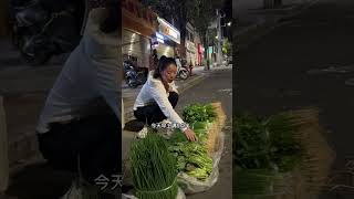 和婆婆清晨去卖菜卖了53块和小叔子晚上在新夜市摆摊小吃周末人多卖了两千多每天都很忙碌但是依然要坚持因为错过了努力的年纪很怕以后想努力都没机会了。#农村生活 #摆摊 #记录生活