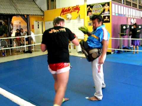 Chris Clodfelter trains with Muay Thai Legend, Mas...