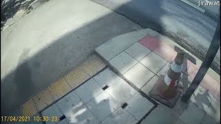 Rider Rescues Kitten from Heavily Trafficked Street || ViralHog