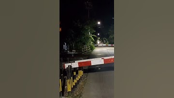 Palang pintu menutup‼️ Perlintasan kereta api JPL 144 #daop4semarang #perlintasankeretaapi #stasiun