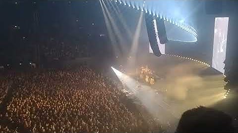 Kane final concert, Dinant crowdsurfing